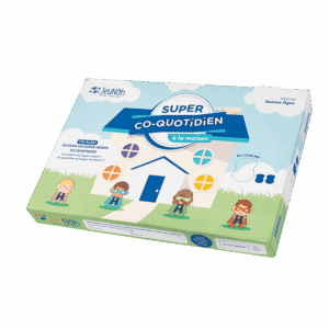 La boîte de jeu Super Co-Quotidien à la maison présente une maison illustrée et des enfants de bande dessinée sur un fond essentiellement blanc avec des accents bleus et verts, reflétant le thème ludique de la maison.