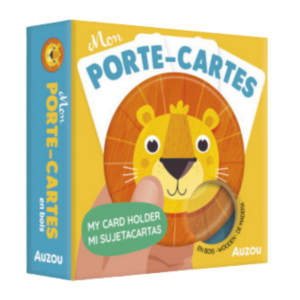 Une boîte colorée présente Mon porte-cartes, un porte-cartes en bois en forme de visage de lion. Le texte est le suivant : Mon PORTE-CARTES, MY CARD HOLDER, MI SUJETACARTAS, et Auzou. Une main tient le porte-cartes décoratif.