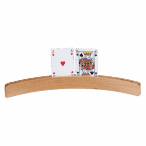 Une Porte carte en bois présente élégamment une carte à jouer As de cœur et Roi de pique sur un fond blanc.