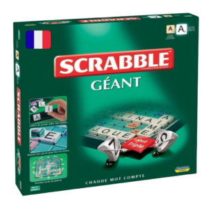 Boîte verte contenant le jeu de société « Scrabble géant », avec des lettres et un plateau de grande taille, sur lequel figure le drapeau français dans le coin supérieur gauche. Ce jeu de société est livré avec des lettres géantes et des supports placés à côté du plateau, ce qui en fait le choix idéal pour une expérience de création de mots à très grande échelle.