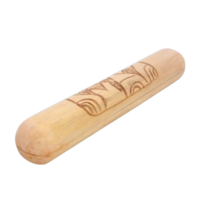 Un coffret cylindrique en bois clair destiné à l'Awalé, aux extrémités arrondies et orné de motifs géométriques gravés sur le dessus, présenté sur fond blanc.