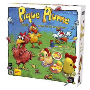 La boîte Pique Plume présente des poulets de dessin animé, des plumes et des pièces en forme de poulet, le tout sur fond d'une joyeuse scène de ferme.
