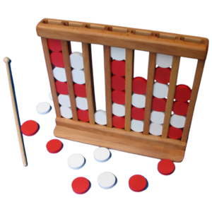 Puissance 4 est un jeu de plateau vertical en bois avec des disques rouges et blancs. Certains disques sont placés dans la grille, d'autres sont éparpillés à proximité, et un bâton en bois permet de pousser les disques, un peu comme dans le jeu Connect Four.