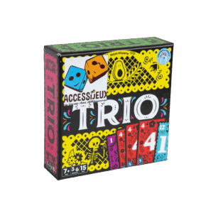 Une boîte de jeu de cartes « Trio » aux couleurs vives, ornée d'images de dés, d'illustrations de squelettes et de cartes à jouer numérotées 1, 4 et 12 ; adapté aux enfants à partir de 7 ans, pour 3 à 6 joueurs, avec une durée de partie de 15 minutes.