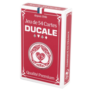 Une boîte rouge et blanche de cartes à jouer "Jeu de 54 cartes", avec les symboles des couleurs des cartes et une qualité supérieure, met en évidence sa fabrication française.
