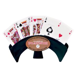 Le Porte-cartes à jouer noir en plastique présente cinq cartes-deux rois et trois as-avec l'inscription Piatnik et Deluxe Card Holder sur le devant.
