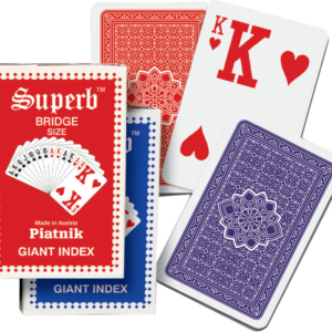 Une boîte de Superbes cartes à jouer de format bridge et trois cartes - l'une représentant le roi de cœur, les deux autres présentant des dos ornés de motifs rouges et bleus - sont disposées de manière à se chevaucher et à se déployer en éventail.
