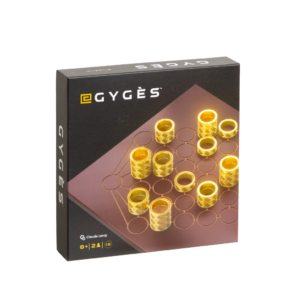 Boîte du jeu de société « Gygès », sur laquelle sont représentées les pièces du jeu disposées sur une grille. Le design moderne joue sur les tons dorés et marron. La boîte indique le nom du produit « Gygès », une recommandation d’âge à partir de 8 ans, précise qu’il s’agit d’un jeu pour 2 joueurs et mentionne le nom de l’auteur, Claude Leroy.