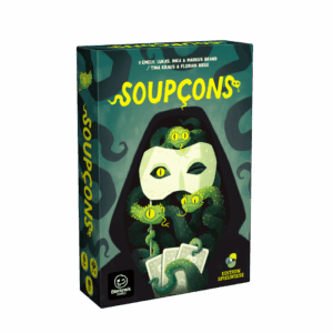 Le jeu de société « Soupçons » est présenté dans une boîte colorée sur laquelle figure un personnage masqué tenant des cartes, entouré de créatures vertes aux yeux brillants sur un fond sombre, avec le titre « Soupçons » inscrit en grosses lettres jaunes en haut de la boîte.